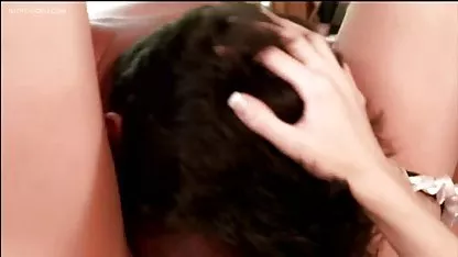 Yankee Brünette Eden Rose reibt deutschsprachige pornofilme in hd muff
